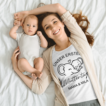 Laden Sie das Bild in den Galerie-Viewer, Personalisierte Geschenkidee für Mama Muttertag Vegane Baumwolle Damen T-Shirt