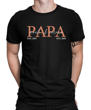Laden Sie das Bild in den Galerie-Viewer, Personalisiertes Geschenk für Papa mit Kindernamen Baumwolle Herren T-Shirt