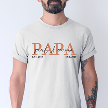 Laden Sie das Bild in den Galerie-Viewer, Personalisiertes Geschenk für Papa mit Kindernamen Baumwolle Herren T-Shirt