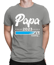 Laden Sie das Bild in den Galerie-Viewer, Papa Loading 2023 Herren T-Shirt