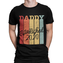 Laden Sie das Bild in den Galerie-Viewer, Daddy established 2020 Herren T-Shirt - Paparadies