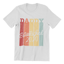 Laden Sie das Bild in den Galerie-Viewer, Daddy established 2020 Herren T-Shirt - Paparadies